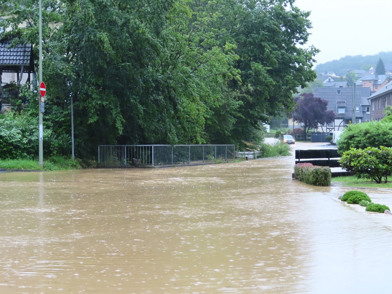 vom Dresbach überspülte Talstraße in Steinenbrückom Dresbach überspülte Talstraße in Steinenbrück